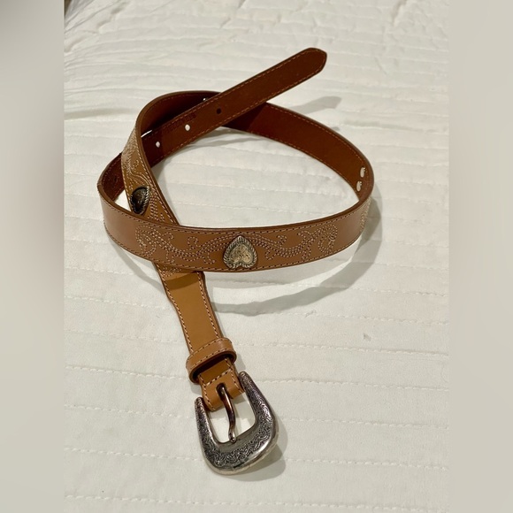 Fossil women’s sizeM tan leather belt with heart, detail, silver hardware groovy - Picture 4 of 7